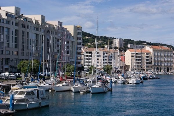 Les Meilleurs Emplacements de Camping à Sète en Bord de Mer : Votre Guide Complet